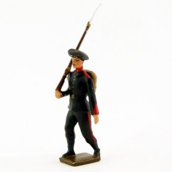 Fantassin des Artilleurs de montagne, fusil sur l'épaule