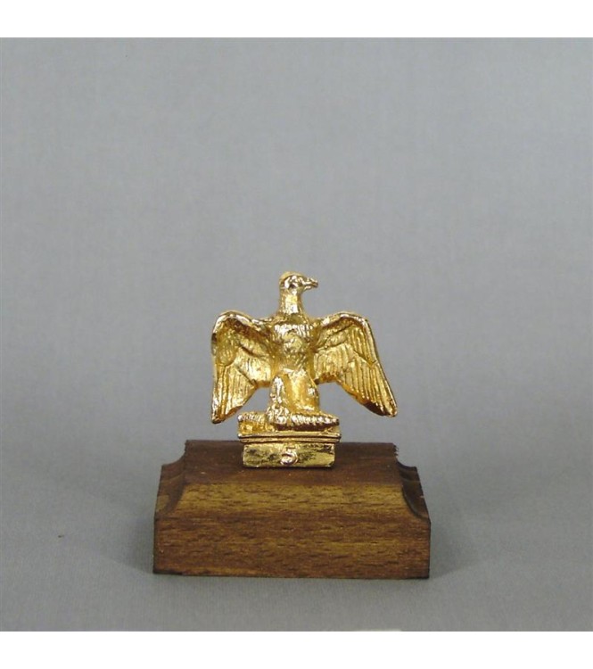 Aigle doré seul sur socle bois