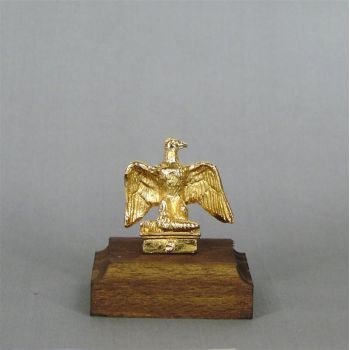 Aigle doré seul sur socle bois