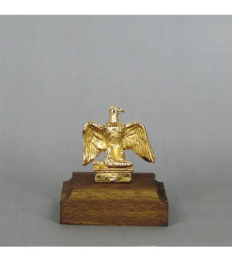 Aigle doré seul sur socle bois