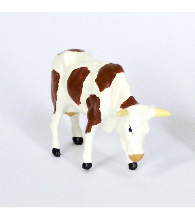 Vache marron brouttant