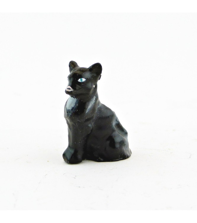 Chat noir assis