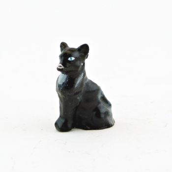 Chat noir assis