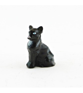 Chat noir assis
