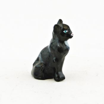 Chat noir assis