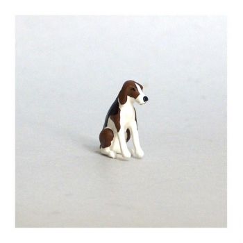 Chien de chasse à courre (Beagle) assis