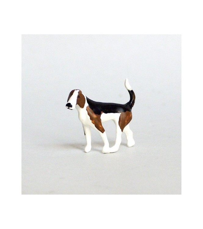 Chien de chasse à courre (Beagle) gueule vers la gauche