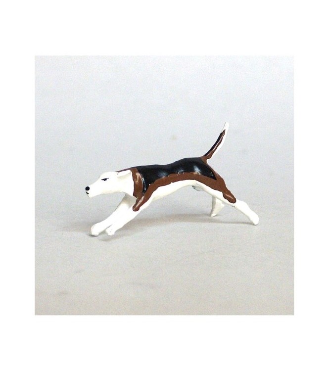 Chien de chasse à courre (Beagle) courant par-dessus un buisson