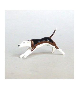 Chien de chasse à courre (Beagle) courant par-dessus un buisson