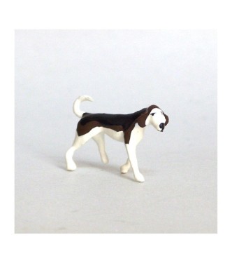 Chien de chasse à courre (Beagle) gueule vers la droite