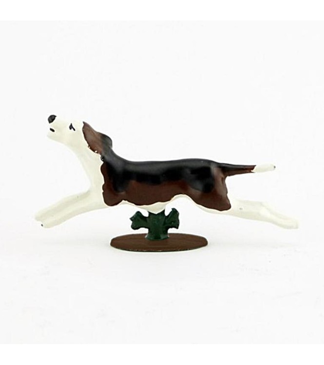 Chien courant par-dessus un buisson