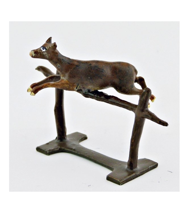 Chevreuil sautant une barrière