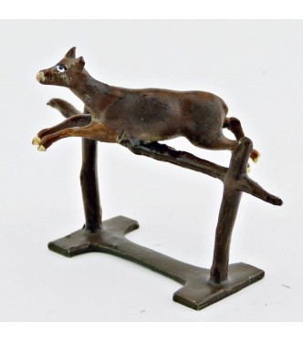 Chevreuil sautant une barrière