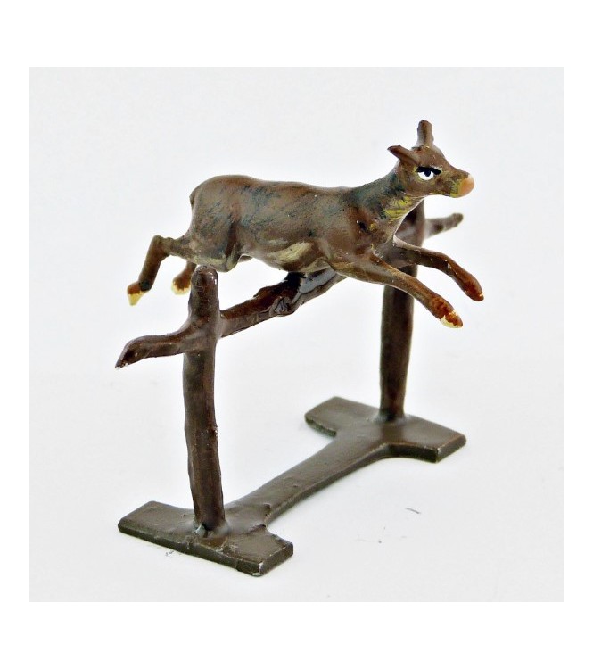 Chevreuil sautant une barrière