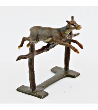 Chevreuil sautant une barrière