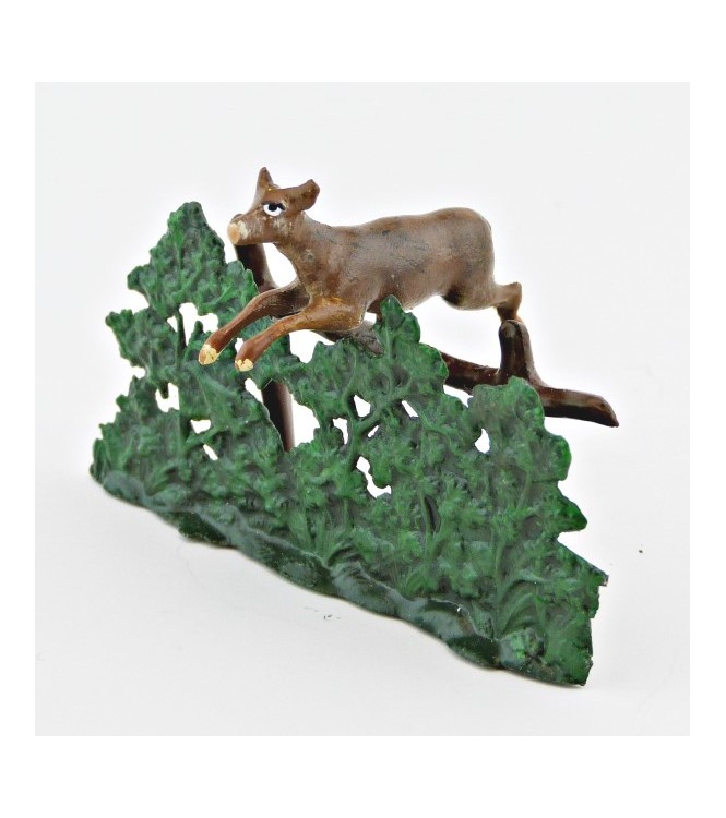 Chevreuil sautant une haie