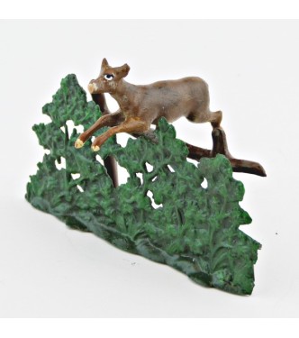 Chevreuil sautant une haie