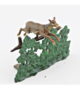 Chevreuil sautant une haie