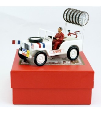 Jeep blanche Willys avec cadres et roues (+ chauffeur) en coffret rouge