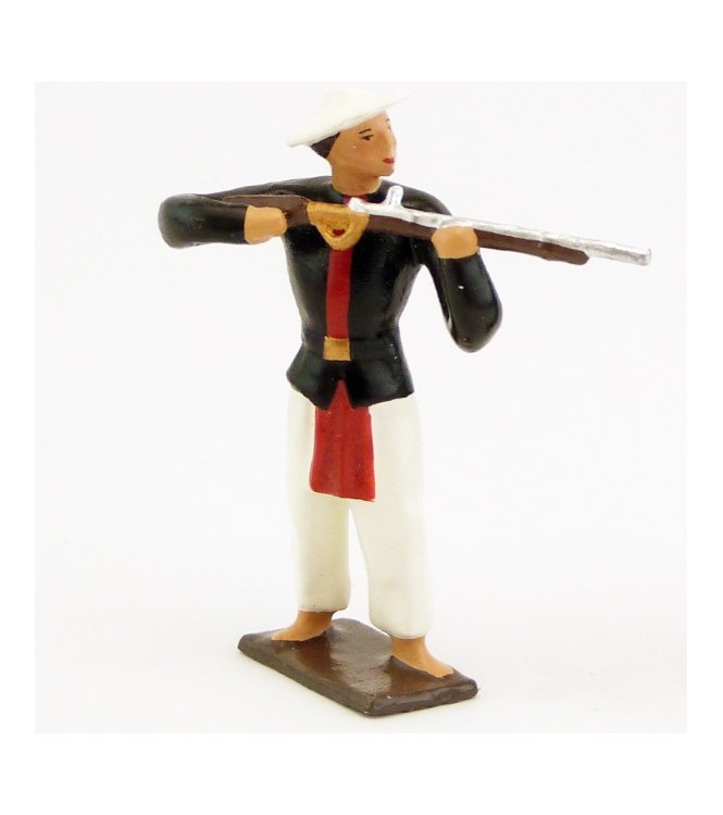 Tirailleur Annamite, haut noir, bas blanc, fusil en joue