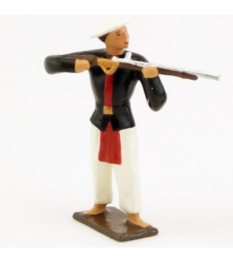 Tirailleur Annamite, haut noir, bas blanc, fusil en joue