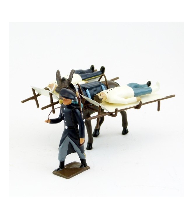 chasseur alpin en bleu tirant mulet avec brancards et deux blessés allongés