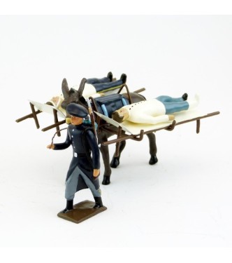 chasseur alpin en bleu tirant mulet avec brancards et deux blessés allongés