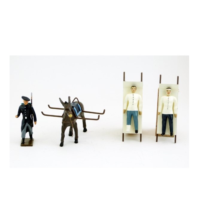chasseur alpin en bleu tirant mulet avec brancards et deux blessés allongés