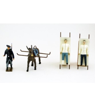 chasseur alpin en bleu tirant mulet avec brancards et deux blessés allongés