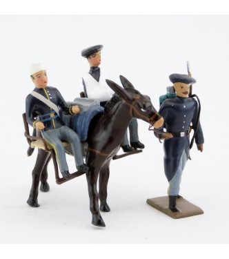 mulet avec brancards transportant deux blessés assis