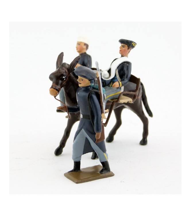 mulet avec brancards transportant deux blessés assis