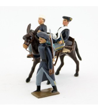 mulet avec brancards transportant deux blessés assis