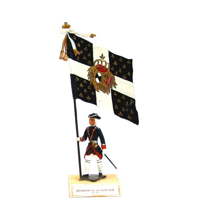 étendard du Régiment De La Dauphine (1747, Louis XV) sur socle bois