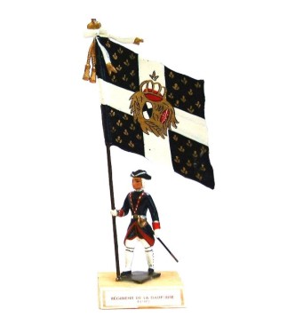 étendard du Régiment De La Dauphine (1747, Louis XV) sur socle bois