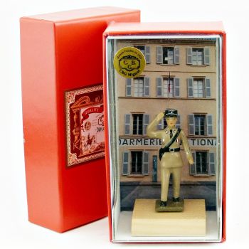 gendarme saluant, tenue sable (gendarme de Saint-Tropez) en coffret de présentat