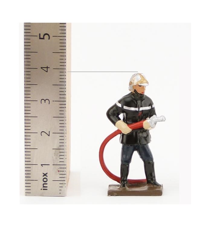 pompier avec lance à incendie (collection ''minis'' h.40 mm)