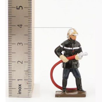 pompier avec lance à incendie (collection ''minis'' h.40 mm)