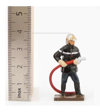 pompier avec lance à incendie (collection ''minis'' h.40 mm)