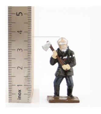 pompier avec hache (collection ''minis'' h.40 mm)