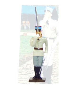 élève de l'EAABC (Saumur) au présenter sabre (garde au drapeau)