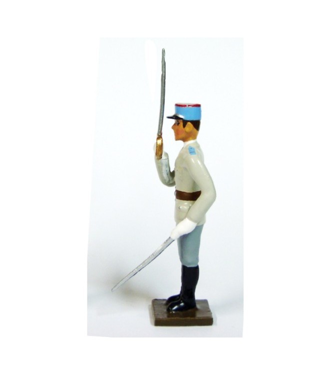 élève de l'EAABC (Saumur) au présenter sabre (garde au drapeau)