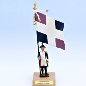 drapeau du District de Enfants Trouves, Faubourg Saint Honoré sur socle bois