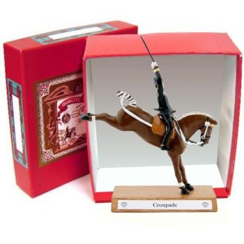 Grand cavalier du Cadre Noir « Croupade » en coffret carton rouge