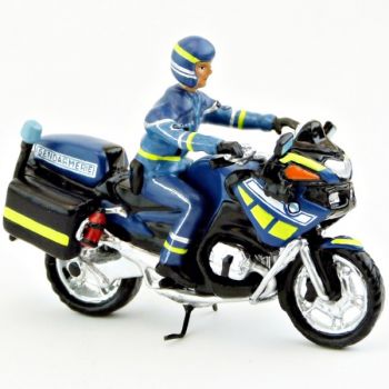 motard de gendarmerie en parka sur moto BMWR1200RT