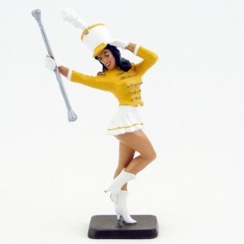 majorette (h. 10,5 cm) brune, veste Jaune, jupe blanche