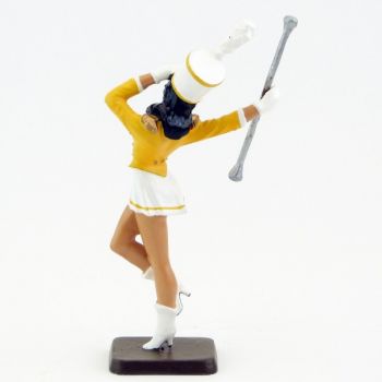 majorette (h. 10,5 cm) brune, veste Jaune, jupe blanche