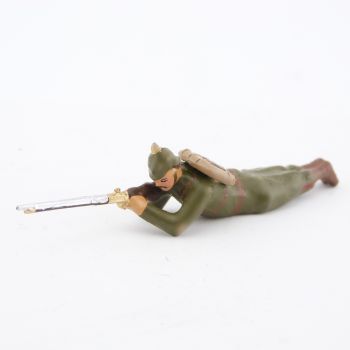 fantassin de l'infanterie prussienne en capote reseda (kaki), couch&eacute;, fusil en j