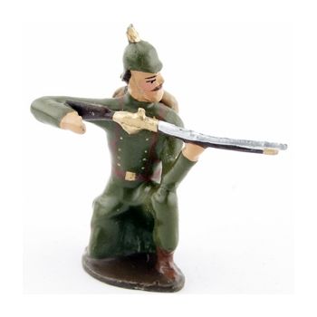 fantassin de l'infanterie prussienne en capote reseda (kaki), &agrave; genou, fusil en