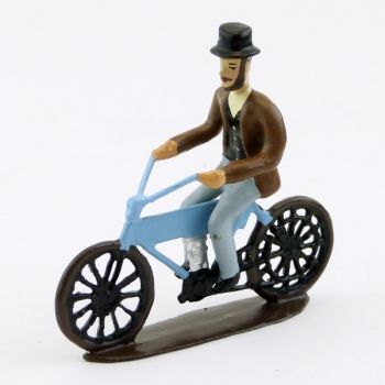 Homme civil à motocyclette