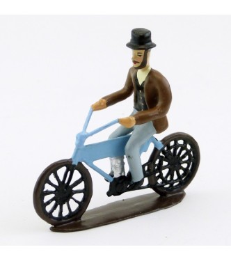 Homme civil à motocyclette